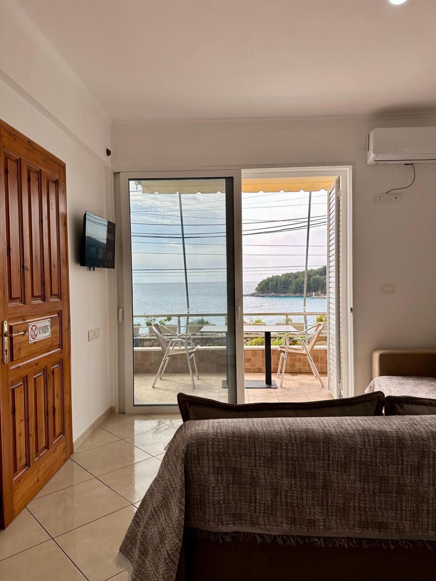 Fane'S Apartments Himare Bagian luar foto